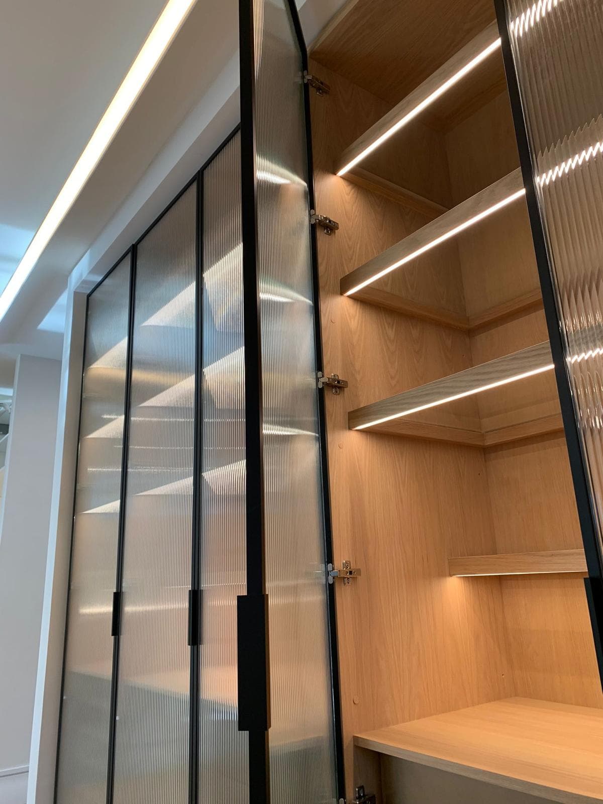 Fluted Glass & Recessed Cabinet Illumination